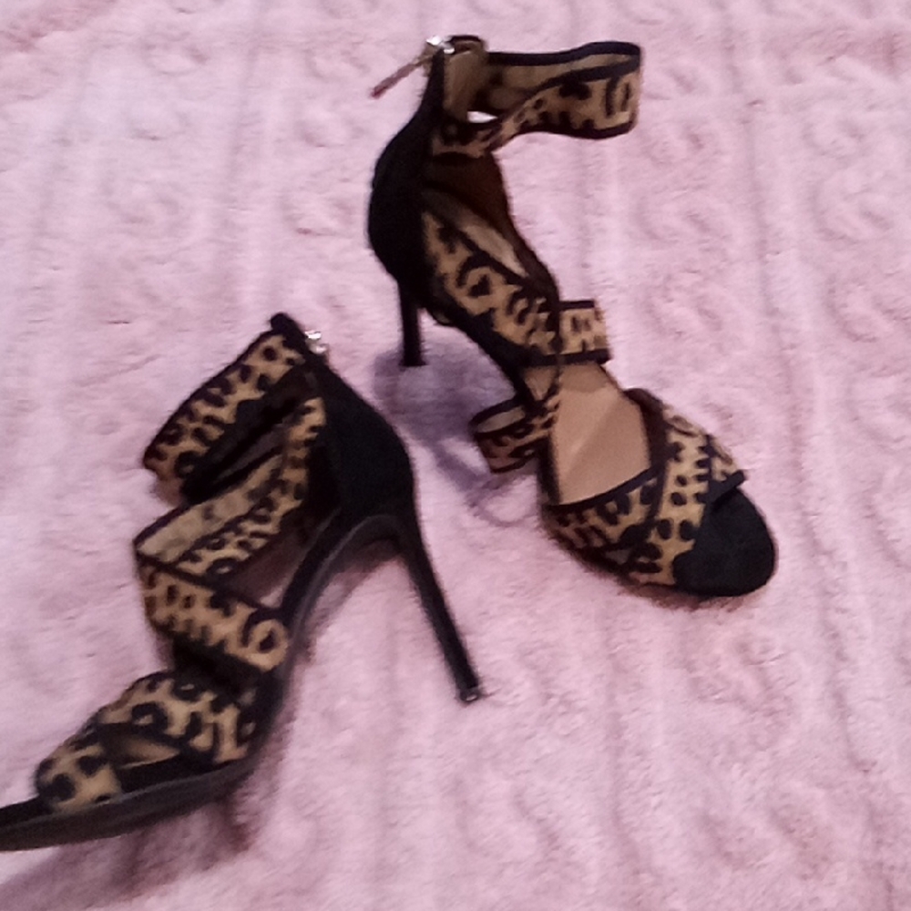 Jessica Simpson Black and Brown Heels with Elegant Patterns